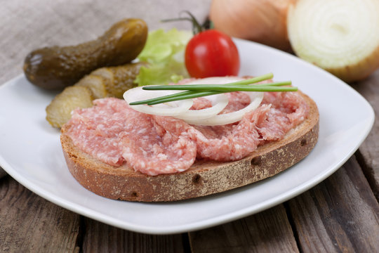 Brot mit Mettwurst