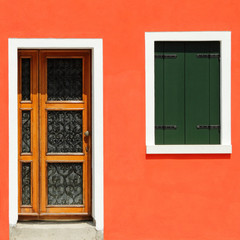 Fototapeta na wymiar przednie drzwi w domu żywy pomarańczowy malowane w miejscowości Burano