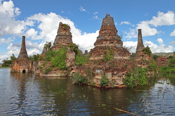 Fototapeta na wymiar Starożytne zalane pagody pobliżu Samkar, Myanmar