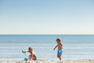 Naklejka premium Two children playing on the beach