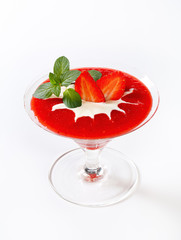Strawberry puree with cream