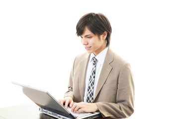 PCで仕事中の男性