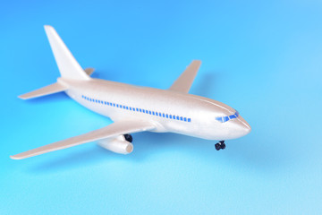 Fototapeta na wymiar Samolotem na niebieskim tle z tworzywa sztucznego