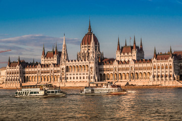 Fototapeta premium Chain Bridge and Hungarian Parliament, Budapest, Hungary
