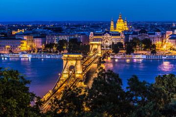 Fototapeta na wymiar Panorama Budapesztu, na Węgrzech, z mostu i Par