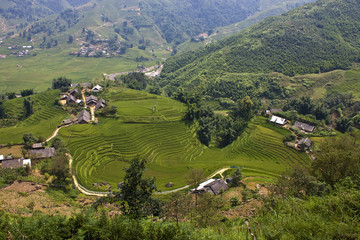 Fototapeta na wymiar Paddy fields and small villages in mountains of northern Vietnam