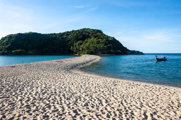 Obraz premium Mae Haad beach and Koh Ma islet on Koh Phangan island, Thailand