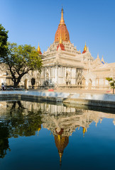 Fototapeta na wymiar Wspaniały widok z Ananda świątyni z refleksji, Myanmar