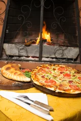 Foto op Plexiglas Homemade pizza served on a wooden table © Fotos 593