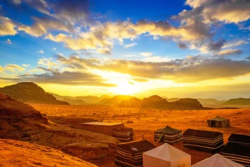 Fotobehang Schilderachtige woestijn in Wadi Rum, Jordanië bij zonsondergang. © Hamdan Yoshida