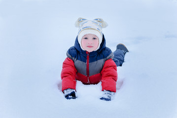 Fototapeta na wymiar children on snow