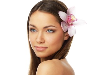 Naklejka premium Young beautiful brunette woman with orchid flower