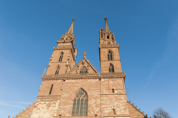 Fototapeta na wymiar Bazylea, Stare Miasto, zabytkowej katedry, wieże kościelne, Szwajcaria