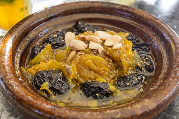 Tajine (Tagine) mit Lammfleisch und Trockenpflaumen