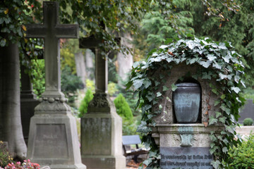 Grabstein mit Urne auf dem Friedhof in Bad Pyrmont