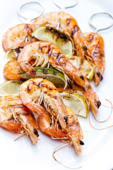 grilled skewers of prawns and lime in honey sauce