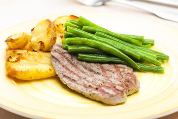 beefsteak with green beans and garlic potatoes