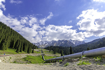 Fototapeta na wymiar Rurociąg na drogach Big Almaty Lake, góry, Kazachstan