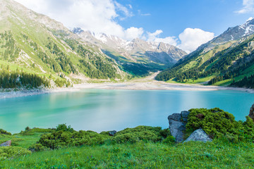Fototapeta na wymiar Spektakularny scenicznego Big Almaty Lake, Góry, Kazachstan