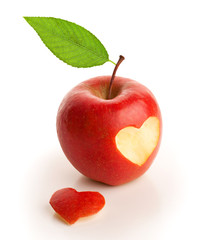 Fototapeta na wymiar Czerwone jabłko z wyciętymi serca