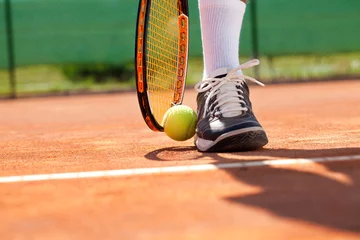 Fototapeten Leg with ball and tennis racket © luckybusiness