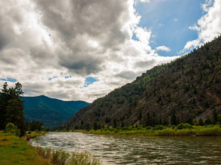 Obraz premium Wide Mountain River Cuts a Valley - Clark Fork River Montana USA