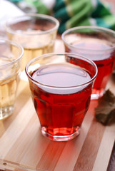 bicchieri di vino casereccio rosso e bianco