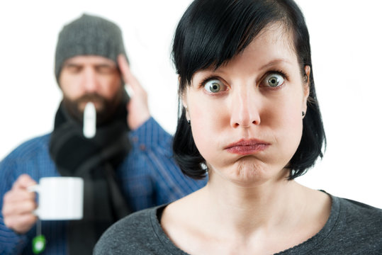 Gefrustete Frau mit wehleidigem Partner