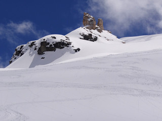 Fototapeta na wymiar Ośnieżony szczyt w Val Rh?mes (Alpy)