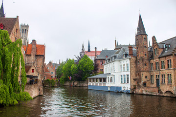 Fototapeta premium Domy wzdłuż kanałów w Brugii w Belgii