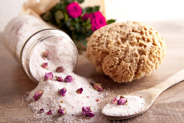 Rosen-Badesalz mit Blüten und Schwamm