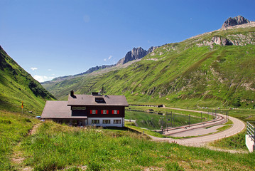 Passhöhe des Oberalppasses mit Gasthaus und Bahnstation