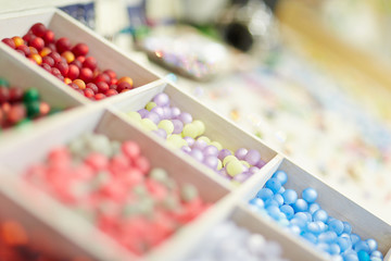 Bunte Perlen in einer Boutique