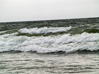 Fototapeta premium Waves Crashing on the Shore in Monochrome