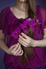 Dunkelhaarige Frau mit Orchidee (Radiant Orchid)