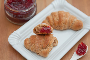 Vollkorn Croissants mit Marmelade zum Frühstück