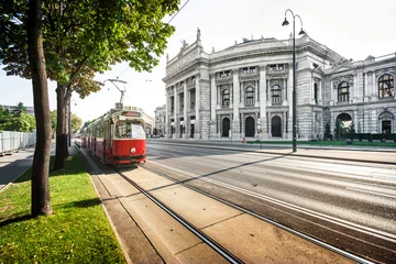 Wandaufkleber Berühmte Ringstraße mit Burgtheater und Straßenbahn in Wien, Österreich © JFL Photography