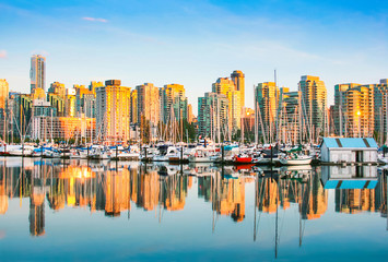 Obraz premium Vancouver skyline with harbor at sunset, BC, Canada