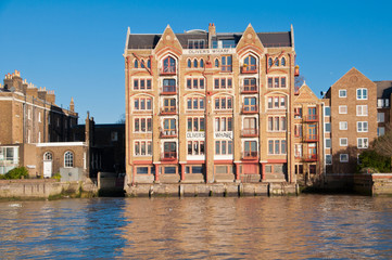 Häuser an der Themse in London