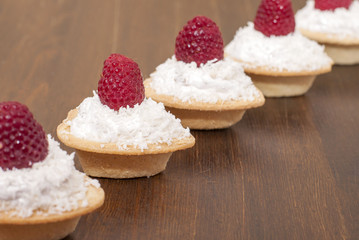 Tartlets with protein cream and raspberries.