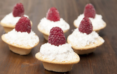 Tartlets with protein cream and raspberries.