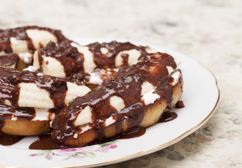 Bananas on toasted white bread with white cream and chocolate.