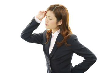 頭痛に悩むオフィスレディー
