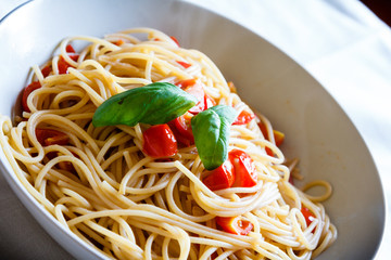 Spaghetti pomodorini e basilico