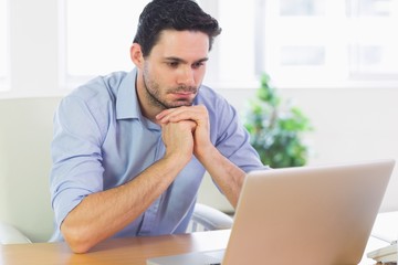 Naklejka premium Businessman looking at laptop