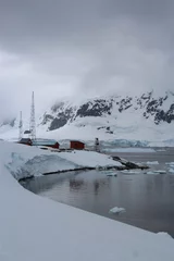 Rolgordijnen Almirante Brown Antarctic Base, Antarctica © evenfh