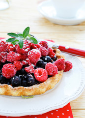 mini tart with raspberries and currants