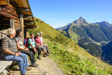 Senioren beim Wandern - obrazy, fototapety, plakaty