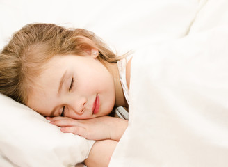 Obraz na płótnie Canvas Little girl sleeping in the bed