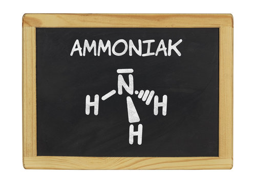 chemische Strukturformel von Ammoniak auf einer Schiefertafel